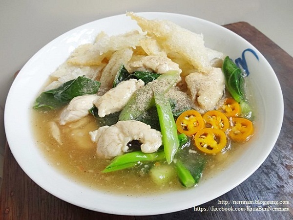 ก๋วยเตี๋ยวกรอบราดหน้าไก่ อาหารจานเดียวเอาใจคนขี้เบื่อ