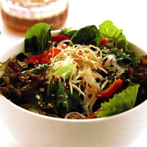 อาหารลดน้ำหนัก สลัดผักกวางตุ้งกับอกไก่ต้ม เสิร์ฟคู่น้ำสลัดน้ำใสงาขาว