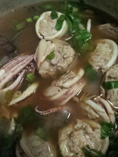 ต้มแซบปลาหมึกยัดไส้ ซดร้อน ๆ รสเด็ดเผ็ดถึงใจ 