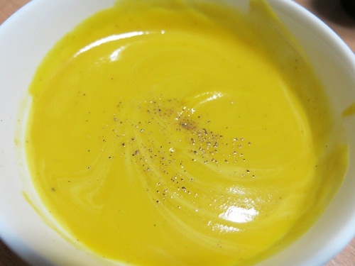 ซุปฟักทอง อาหารฝรั่งเสิร์ฟร้อนๆ รสกลมกล่อม