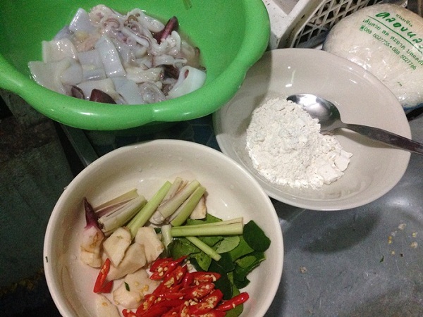ปลาหมึกทอดกับซอสต้มยำ 