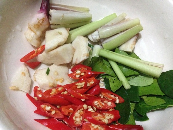 ปลาหมึกทอดกับซอสต้มยำ 