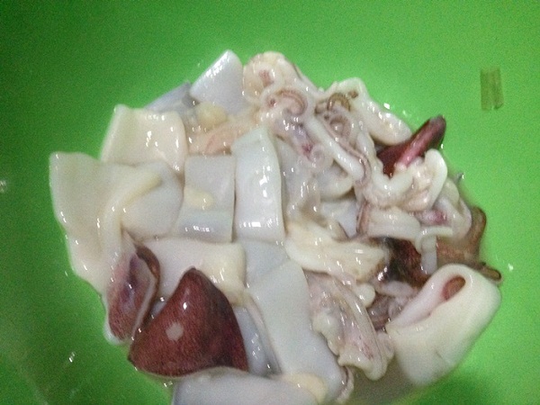 ปลาหมึกทอดกับซอสต้มยำ 