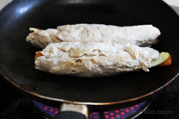 อกไก่ม้วนสอดไส้ผักรวมมิตร