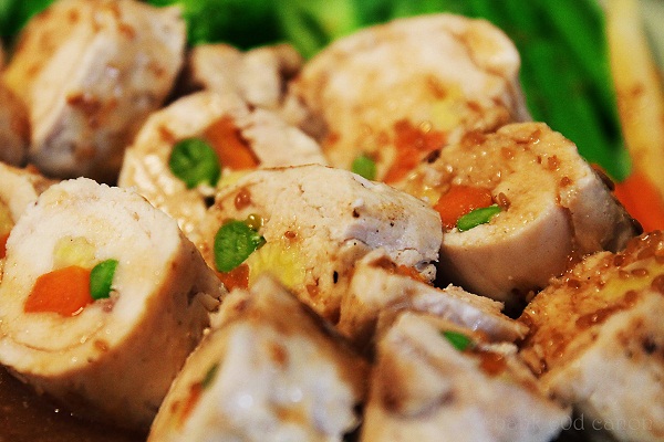 อกไก่ม้วนสอดไส้ผักรวมมิตร