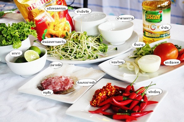 ต้นอ่อนทานตะวันทอด ราดน้ำยำ 