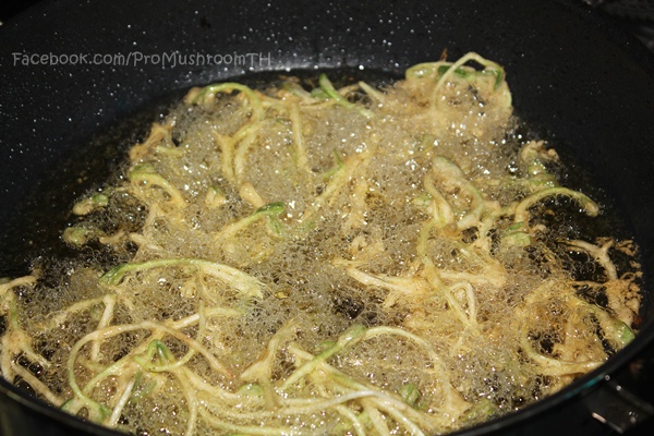 ต้นอ่อนทานตะวันทอด ราดน้ำยำ 