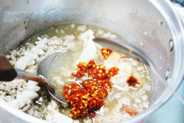 ต้นอ่อนทานตะวันทอด ราดน้ำยำ 
