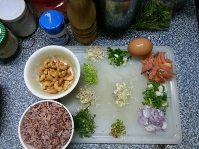 ข้าวกล้องผัดสมุนไพรแซลมอนรมควัน เมนูง่าย ๆ ได้ประโยชน์ 