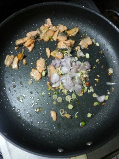ข้าวกล้องผัดสมุนไพรแซลมอนรมควัน เมนูง่าย ๆ ได้ประโยชน์ 
