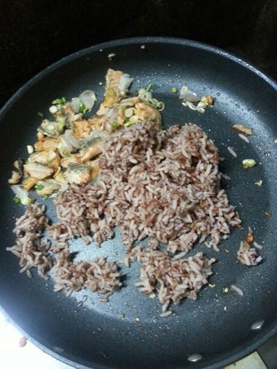 ข้าวกล้องผัดสมุนไพรแซลมอนรมควัน เมนูง่าย ๆ ได้ประโยชน์ 