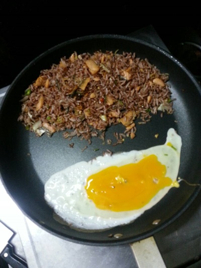 ข้าวกล้องผัดสมุนไพรแซลมอนรมควัน เมนูง่าย ๆ ได้ประโยชน์ 