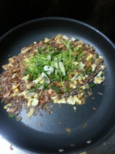 ข้าวกล้องผัดสมุนไพรแซลมอนรมควัน เมนูง่าย ๆ ได้ประโยชน์ 