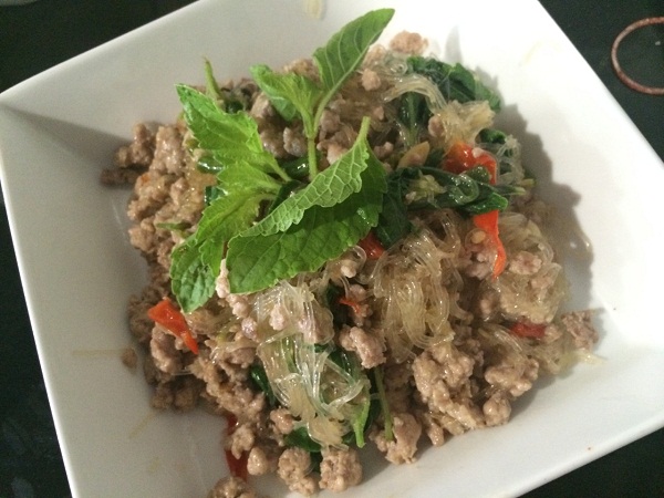 ผัดกะเพราวุ้นเส้น