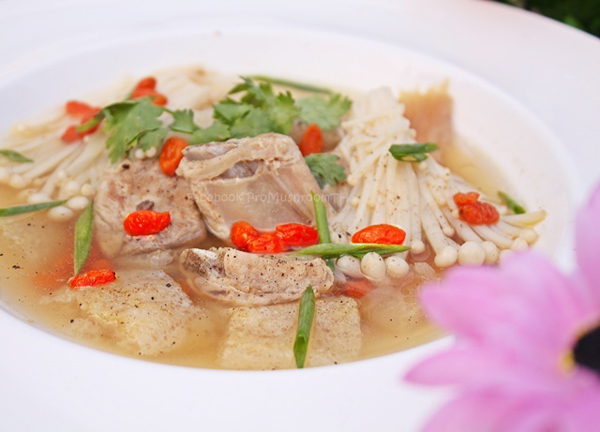 ซุปเยื่อไผ่ซี่โครงหมู 