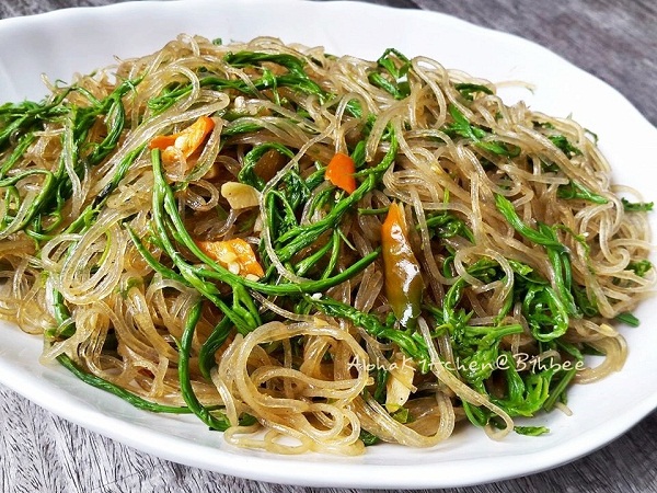 ผัดวุ้นเส้นยอดชะอม โปะไข่เจียว จานเดียวจานอิ่มรสแจ่ม