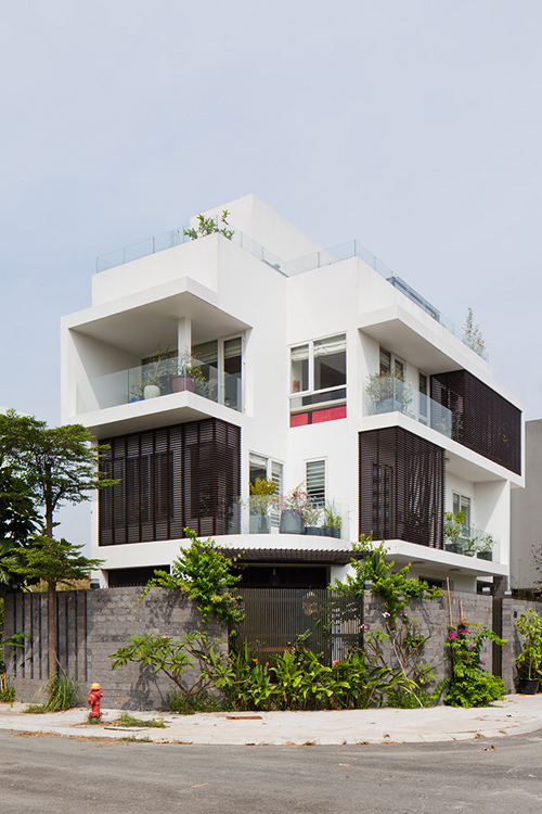 แบบบ้านสามชั้น สร้างเต็มพื้นที่ มีสวนลอยฟ้า