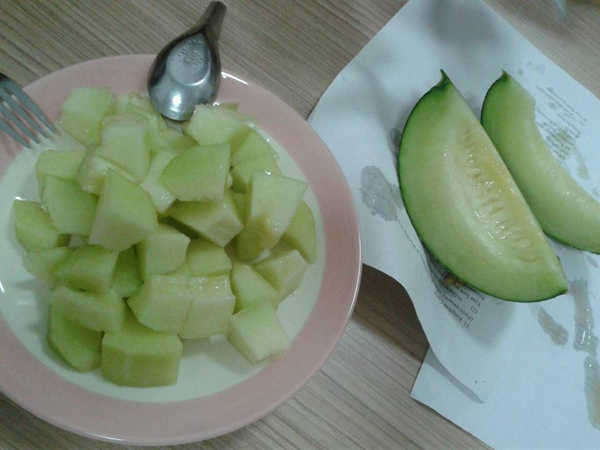 เจ๋งได้อีก ! ปลูกเมลอนระโยงระยาง เป็นสวนบนทาวน์เฮ้าส์