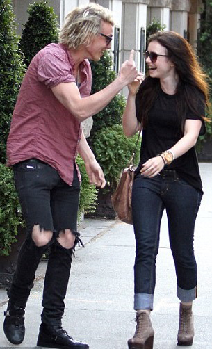 ลิลี คอลลินส์ สะดุดรัก เจมี่ แคมป์เบล โบเวอร์ กลางกองถ่าย The Mor﻿tal Instruments