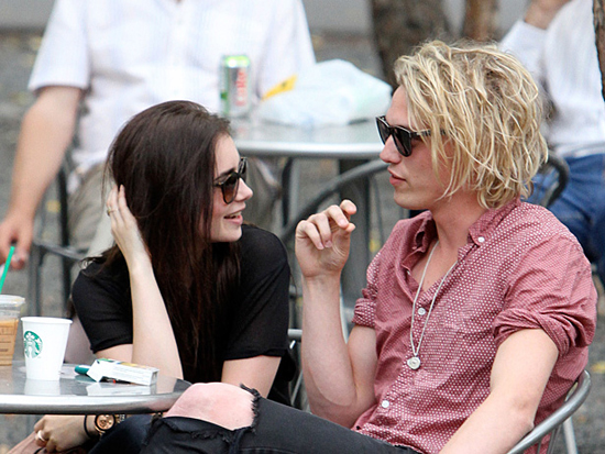 ลิลี คอลลินส์ สะดุดรัก เจมี่ แคมป์เบล โบเวอร์ กลางกองถ่าย The Mor﻿tal Instruments