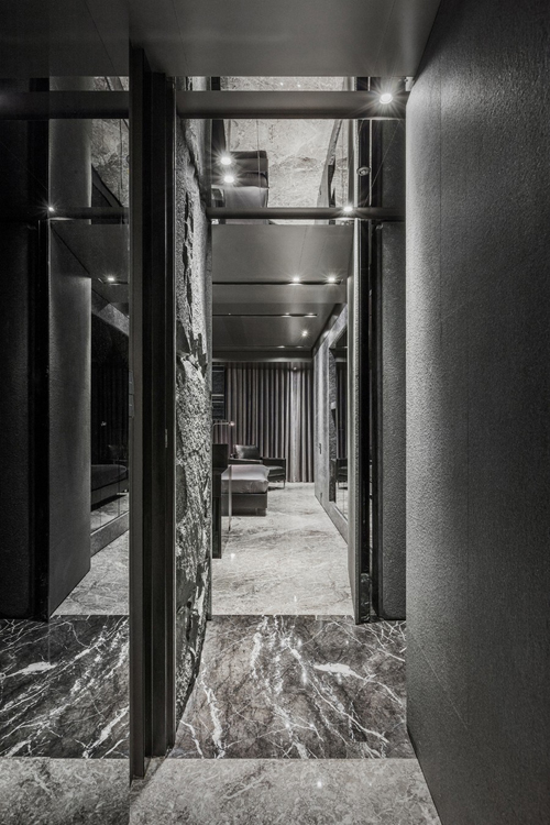 เจ๋งเลย ! คอนโดสีดำหรูหรา ตกแต่งสวยงามในความมืด