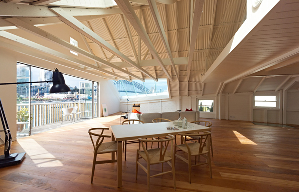 แบบบ้านริมน้ำ ดีไซน์ร่วมสมัยจากโครงไม้เก่า