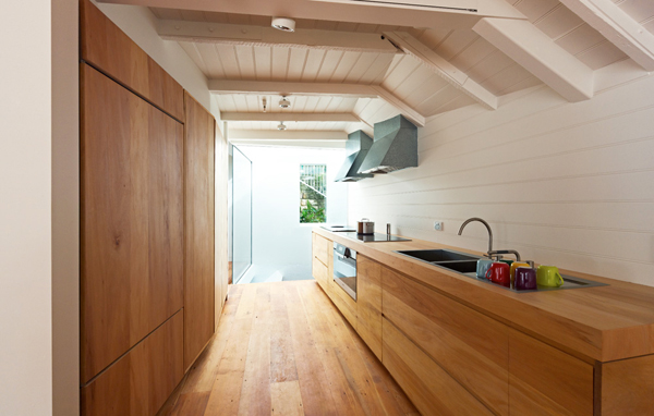 แบบบ้านริมน้ำ ดีไซน์ร่วมสมัยจากโครงไม้เก่า