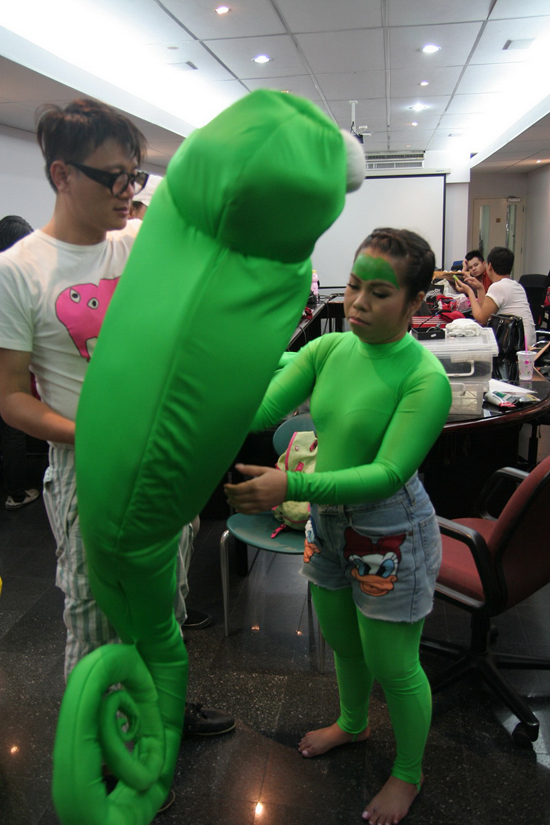 ตุ๊กกี้ พริตตี้กิ้งก่า ปะทะ 3 สาวพริตตี้ผ้าขนหนู ใน โอ้! มายโกสต์ คุณผีช่วย