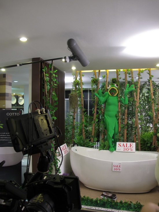 ตุ๊กกี้ พริตตี้กิ้งก่า ปะทะ 3 สาวพริตตี้ผ้าขนหนู ใน โอ้! มายโกสต์ คุณผีช่วย