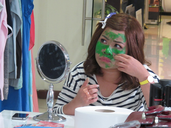 ตุ๊กกี้ พริตตี้กิ้งก่า ปะทะ 3 สาวพริตตี้ผ้าขนหนู ใน โอ้! มายโกสต์ คุณผีช่วย