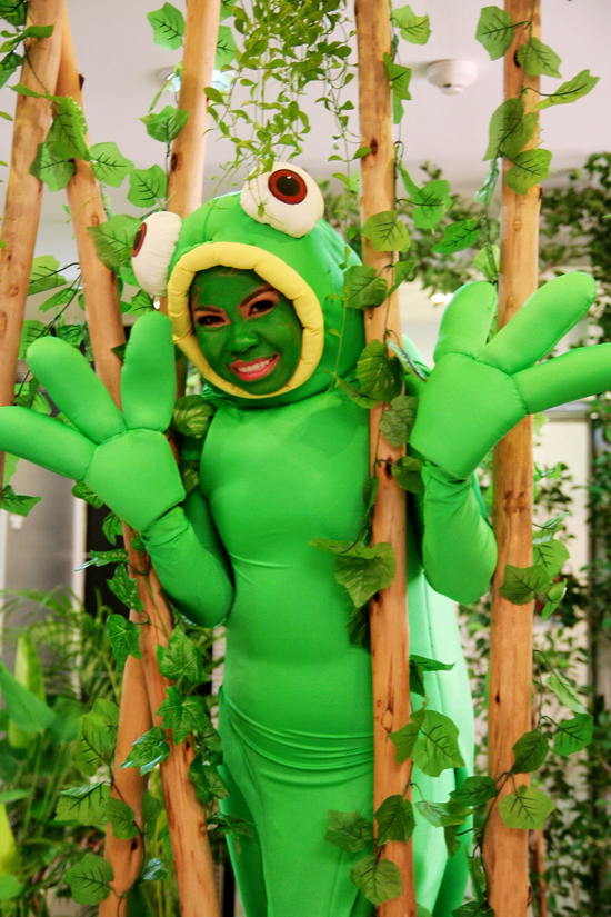 ตุ๊กกี้ พริตตี้กิ้งก่า ปะทะ 3 สาวพริตตี้ผ้าขนหนู ใน โอ้! มายโกสต์ คุณผีช่วย