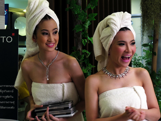 ตุ๊กกี้ พริตตี้กิ้งก่า ปะทะ 3 สาวพริตตี้ผ้าขนหนู ใน โอ้! มายโกสต์ คุณผีช่วย