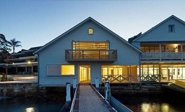 แบบบ้านริมน้ำ ดีไซน์ร่วมสมัยจากโครงไม้เก่า