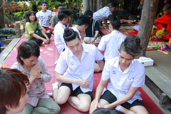 พชร์ อภิรุจ ชวนทำบุญ พร้อมตะลุยกองถ่าย มอ 6/5 ปากหมา ท้าแม่นาค