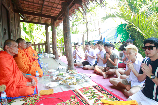 พชร์ อภิรุจ ชวนทำบุญ พร้อมตะลุยกองถ่าย มอ 6/5 ปากหมา ท้าแม่นาค