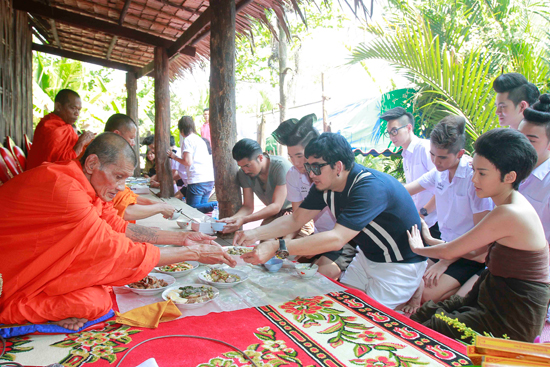 พชร์ อภิรุจ ชวนทำบุญ พร้อมตะลุยกองถ่าย มอ 6/5 ปากหมา ท้าแม่นาค