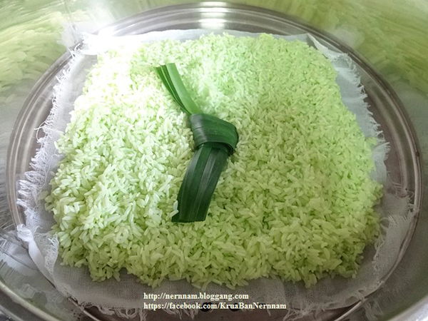 ข้าวเหนียวใบเตยกับไก่อบกระเทียมพริกไทย และน้ำจิ้มแจ่ว