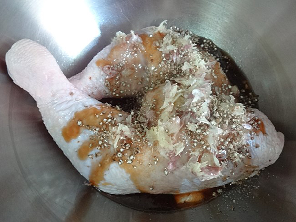 ข้าวเหนียวใบเตยกับไก่อบกระเทียมพริกไทย และน้ำจิ้มแจ่ว