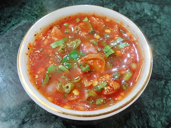 ข้าวเหนียวใบเตยกับไก่อบกระเทียมพริกไทย และน้ำจิ้มแจ่ว