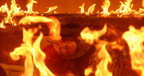 ไหม้จริง ! ตั๊ก-ต้น-หนึ่ง เสี่ยงตายลุยกองเพลิงใน ตำนานสมเด็จพระนเรศวรมหาราช