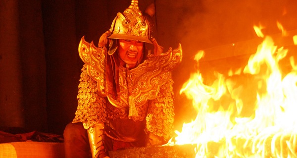 ไหม้จริง ! ตั๊ก-ต้น-หนึ่ง เสี่ยงตายลุยกองเพลิงใน ตำนานสมเด็จพระนเรศวรมหาราช