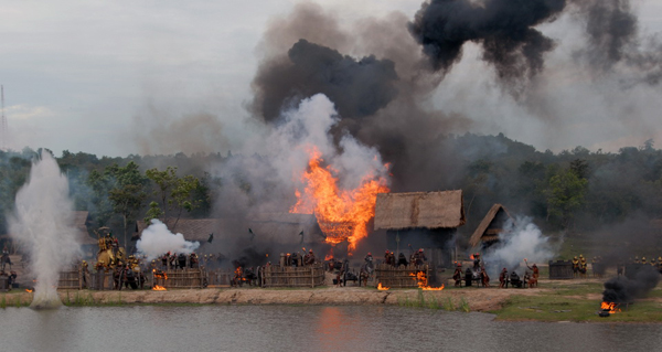 ไหม้จริง ! ตั๊ก-ต้น-หนึ่ง เสี่ยงตายลุยกองเพลิงใน ตำนานสมเด็จพระนเรศวรมหาราช