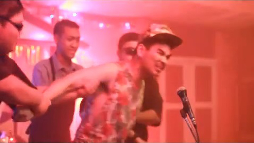 สงกรานต์ อินจัด-คว้ากีตาร์ฟาดพังยับ เล่นเอ็มวีประกอบหนัง รักหมดแก้ว