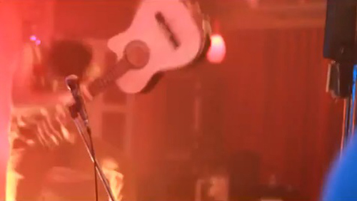 สงกรานต์ อินจัด-คว้ากีตาร์ฟาดพังยับ เล่นเอ็มวีประกอบหนัง รักหมดแก้ว