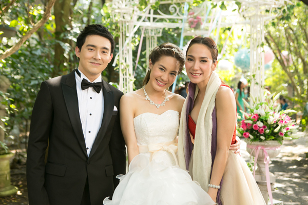 อั้ม พัชราภา เลิกโสด ลุ้นวิวาห์ คว้าช่อดอกไม้ในงานแต่งเพื่อน