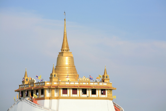 ขึ้นไปไหว้พระที่ ภูเขาทอง