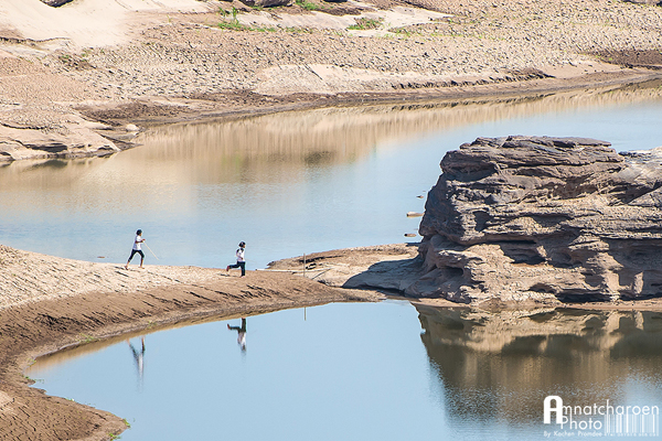 สามพันโบก