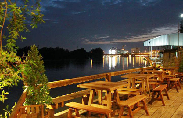 ร้านอาหารริมน้ำ