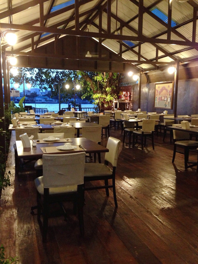 ร้านอาหารริมน้ำ