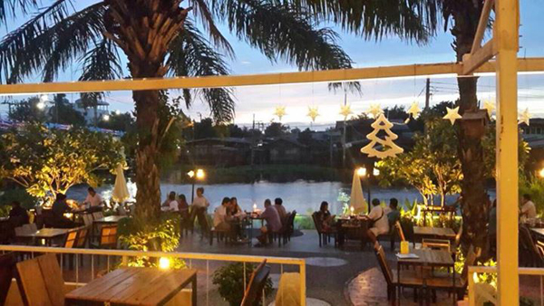 ร้านอาหารริมน้ำ